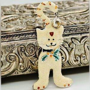Adorable vintage Christmas cat brooch